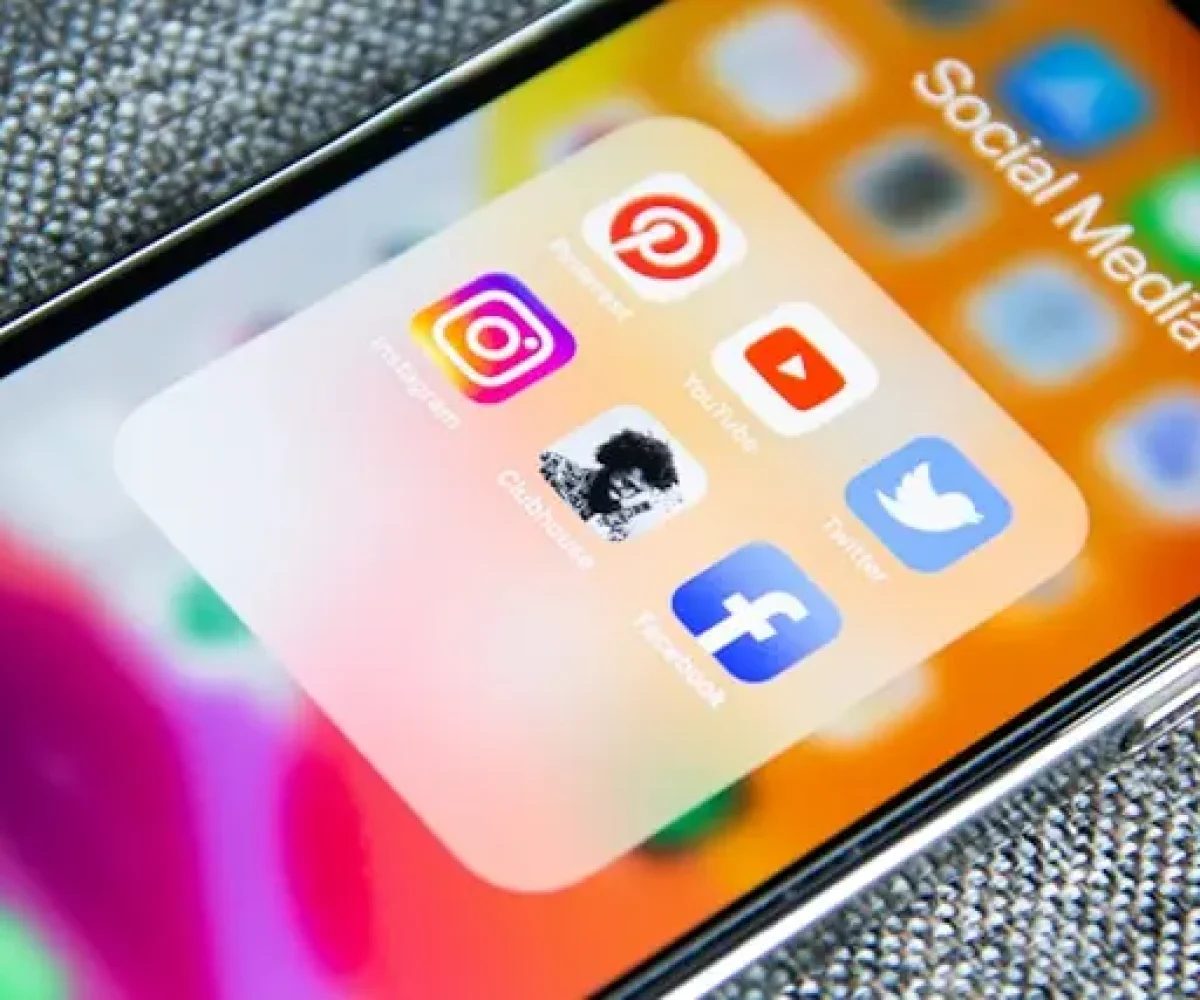 adem ay tk9m hp4rgq unsplash social media